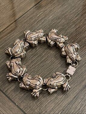 Vintage BEST Silver-tone Metal Dimensional Amphibian Frog Figures Links Bracelet